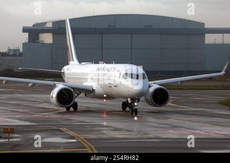 07.10.2024, Paris, FRA - Flugzeug der Air France auf einem taxiway des Flughafen Charles de Gaulle. Air France, compagnie aérienne, aussen, Aussenaufnahme, Europa, Europaeisch, Fliegen, Flieger, Fluggesellschaft, Fluglinie, Flugreise, Flugverkehr, Flugzeug, Frankreich, franzoesisch, jet, Luftfahrtgesellschaft, Luftfahrtunternehmen, Luftverkehr, Paris, Passagierflugzeug, Passagiermaschine, QF, Querformat, taxiway, Tourismus, transport, Urlaub, Verkehr, Verkehrsflugzeug, Verkehrsmaschine, verreisen, Vorfeld, Westeuropa, Wirtschaft, zivile Luftfahrt, Zivilluftfahrt 241007D182PARIS.JPG *** 07 10 2024, Paris, Banque D'Images
