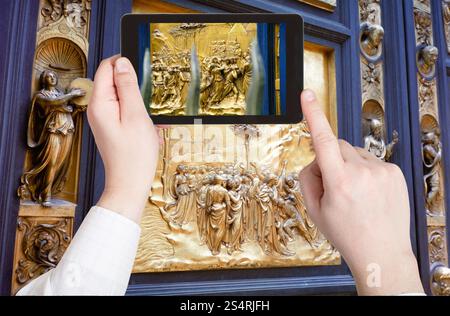 Travel Concept - Office de prendre photo de porte est de baptistère de Florence sur mobile gadget, Italie Banque D'Images