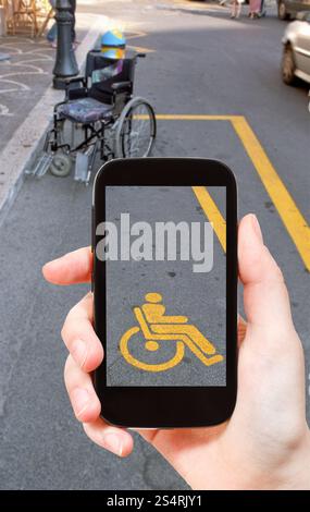 Concept de voyages touristiques - taking photo d'espace de stationnement pour les personnes à mobilité réduite et aux fauteuils roulants sur gadget mobile Banque D'Images