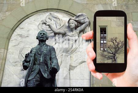 Concept de voyage - touriste prenant des photos des murs et de la statue du Major Davel au Château Saint-Maire à Lausanne, Suisse sur gadget mobile Banque D'Images