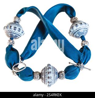 Collier de soie bleue et boules laiton isolé sur fond blanc Banque D'Images