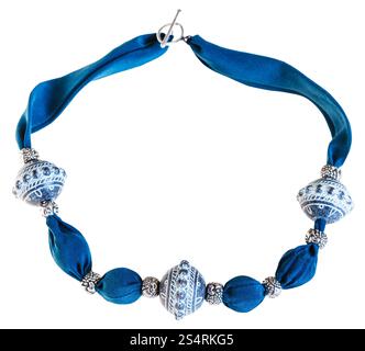 Collier rond de soie bleue et de boules de métal isolé sur fond blanc Banque D'Images