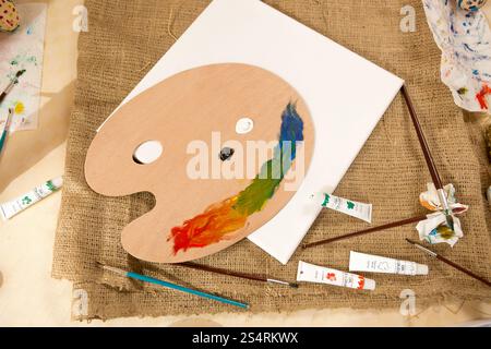 Artiste professionnel outils et peintures allongé sur table au studio de travail Banque D'Images