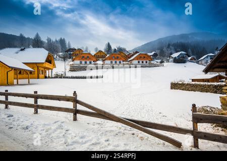 Belle vue sur la ferme de l'hiver à la montagne ville autrichienne Banque D'Images