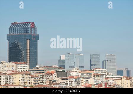 Immeubles et appartements de grande hauteur d'Istanbul, la ville la plus peuplée de Turquie et le centre économique, culturel et historique du pays. Turquie. Banque D'Images