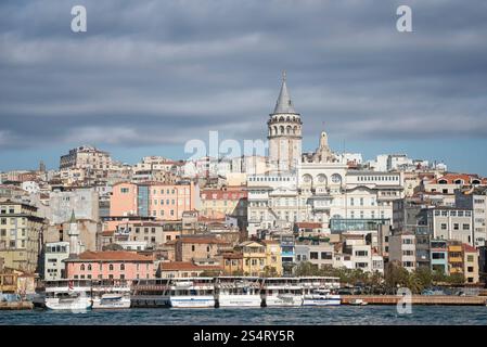 Istanbul, Turquie - 17 janvier 2018 : littoral du quartier Karakoy, appartements et Tour Galata en arrière-plan, célèbre monument d'Istanbul. Banque D'Images