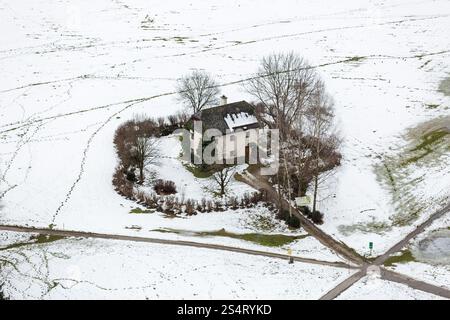 Vue aérienne sur le lonely house dans le champ couvert par la neige en Autriche Banque D'Images