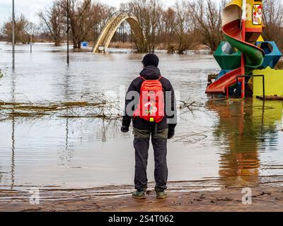 Nimègue, pays-Bas. 12 janvier 2025. Un homme est vu regarder les zones inondées. La courte vague de hautes eaux en provenance d'Allemagne provoque une élévation des niveaux d'eau dans la ville néerlandaise de Nimègue. 12 mètres au-dessus de NAP (la base utilisée pour mesurer les niveaux d'eau) ont été mesurés. Crédit : SOPA images Limited/Alamy Live News Banque D'Images