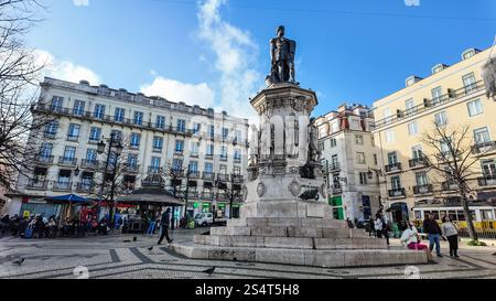 La statue de la Praça Luís de Camões à Lisbonne commémore le célèbre poète portugais Luís de Camões Banque D'Images