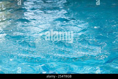 Photo de gros plan d'eau de surface dans la piscine Banque D'Images