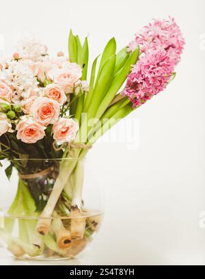 Libre tourné de différentes fleurs dans vase en verre permanent Banque D'Images