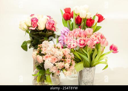 Photo gros plan de différents bouquets de fleurs dans des vases against white background Banque D'Images