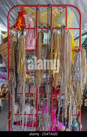 Colliers et chaînes bijoux en or et argent au rack dans la boutique d'accessoires Banque D'Images