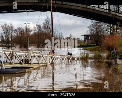 Nimègue, pays-Bas. 12 janvier 2025. Les entrées de certains navires sont sous-marines. La courte vague de hautes eaux en provenance d'Allemagne provoque une élévation des niveaux d'eau dans la ville néerlandaise de Nimègue. 12 mètres au-dessus de NAP (la base utilisée pour mesurer les niveaux d'eau) ont été mesurés. (Photo par Ana Fernandez/SOPA images/SIPA USA) crédit : SIPA USA/Alamy Live News Banque D'Images