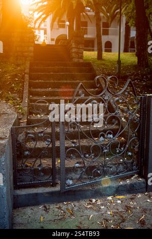 Tons belle photo de l'ancien escalier en pierre menant à la villa Banque D'Images