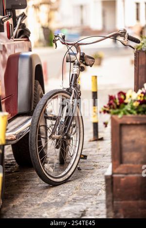 Une photo de vélo vintage garée sur Old street Banque D'Images