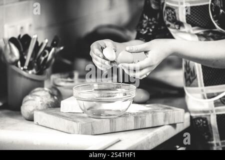 Noir et blanc photo gros plan femme de cracking egg Banque D'Images