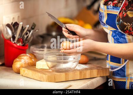 Photo gros plan de fissuration femme oeuf à l'aide de couteau Banque D'Images