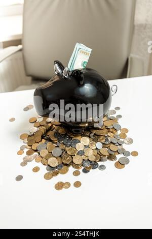 Photo gros plan de noir tirelire debout sur pile de jetons sur le tableau blanc Banque D'Images