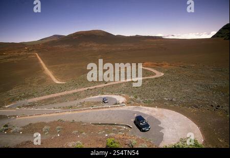 La route et le paysage parcourent le volcan Piton de la Fournaise sur l'île de la Réunion dans l'Océan Indien en Afrique. Banque D'Images