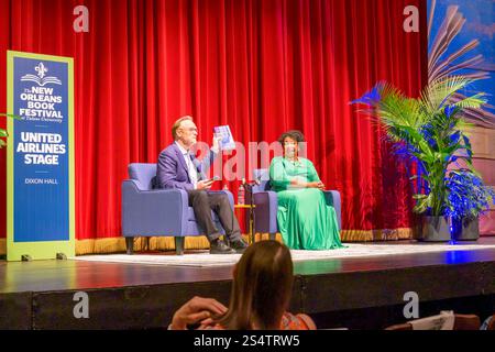 NEW ORLEANS, LOUISIANE, États-Unis - 16 MARS 2024 : Lawrence O'Donnell présente le dernier livre de Stacey Abrams, 'Rogue Justice', au début de leur conversation au New Orleans Book Festival Banque D'Images