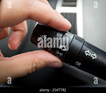 Photo de gros plan homme lumière réglage bascule de contrôle dans... Banque D'Images