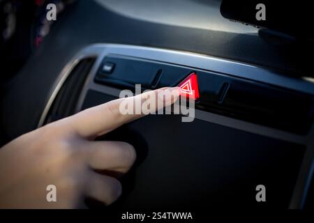 Photo gros plan de la jeune femme en appuyant sur le bouton d'urgence dans... Banque D'Images