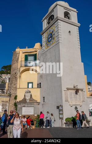 La Piazzetta ou Piazza Umberto I, la place principale avec son tour de l'horloge au centre de la ville de Capri, en Italie. Banque D'Images