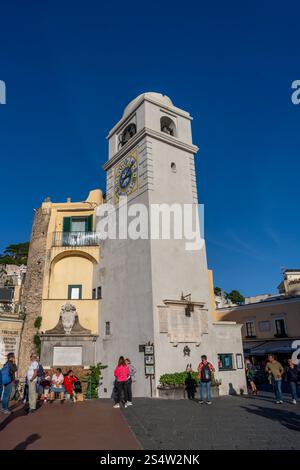La Piazzetta ou Piazza Umberto I, la place principale avec son tour de l'horloge au centre de la ville de Capri, en Italie. Banque D'Images