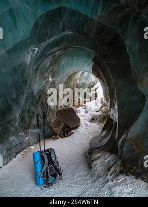 À l'intérieur de la grotte de glace d'un glacier de montagne. Sac à dos d'un touriste dans une grotte de glace. Glacier Bogdanovich Banque D'Images