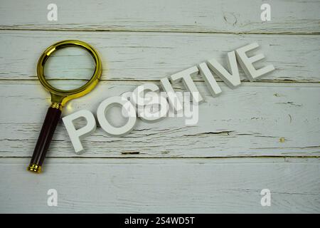 Lettres de l'alphabet positif avec réveil et vue de dessus de gavel en bois sur fond en bois Banque D'Images