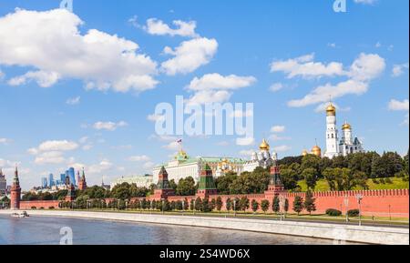 Les toits de Moscou - vue du Kremlin de Moscou à partir de la rivière Moskva en journée ensoleillée Banque D'Images