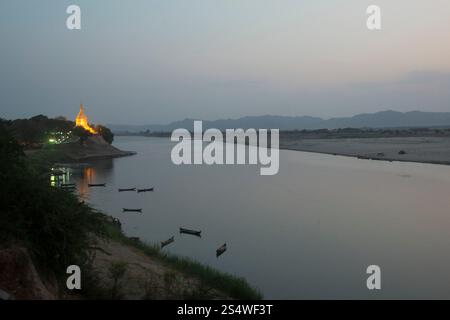 La Pagode Lawkananda au paysage de la rivière Ayeyarwady à Bagan au Myanmar en Southeastasia. Banque D'Images