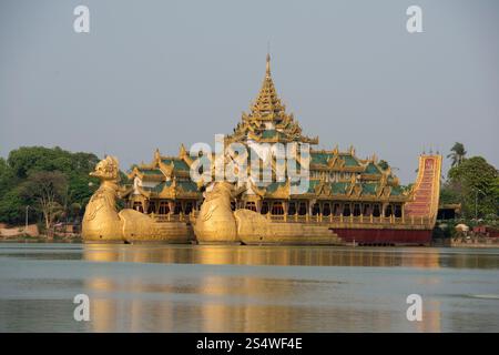 Le restaurant Karaweik sur le lac Kandawgyi dans la ville de Yangon au Myanmar dans le sud-est de la région. ASIE MYANMAR YANGON KANDAWGYI LAKE RESTAURANT Banque D'Images