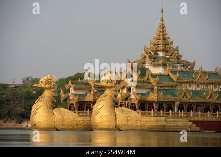 Le restaurant Karaweik sur le lac Kandawgyi dans la ville de Yangon au Myanmar dans le sud-est de la région. ASIE MYANMAR YANGON KANDAWGYI LAKE RESTAURANT Banque D'Images