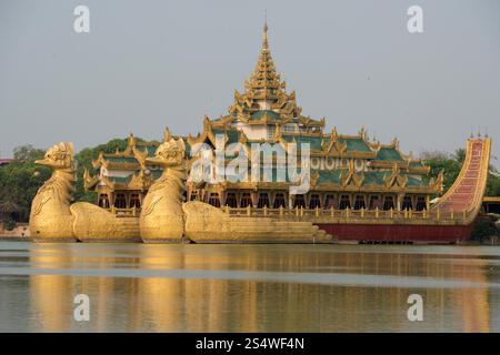 Le restaurant Karaweik sur le lac Kandawgyi dans la ville de Yangon au Myanmar dans le sud-est de la région. ASIE MYANMAR YANGON KANDAWGYI LAKE RESTAURANT Banque D'Images