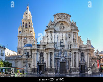 Façade principale de la cathédrale de Murcie, un chef-d'œuvre du baroque espagnol Banque D'Images