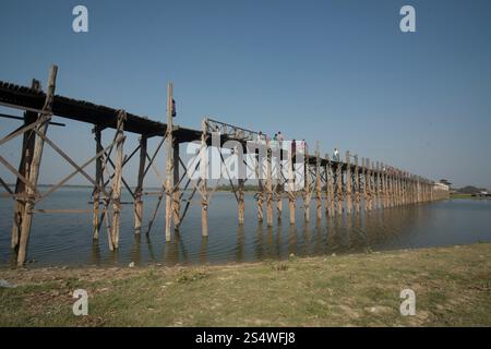 Le pont u bein à Amarapura près de la ville de Mandalay au Myanmar dans le sud-astasie. ASIE MYANMAR MANDALAY AMARAPURA U BEIN PONT Banque D'Images