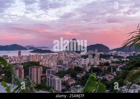 Coucher de soleil paysage urbain vue de Rio de Janeiro depuis Favela Pereira da Silva, Brésil. Banque D'Images