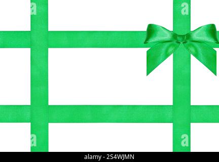 Un gros noeud papillon vert sur quatre bandes satin isolé sur fond blanc Banque D'Images