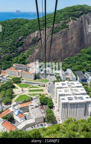 La vue depuis le téléphérique du pain de sucre à Rio de Janeiro, Brésil. Banque D'Images