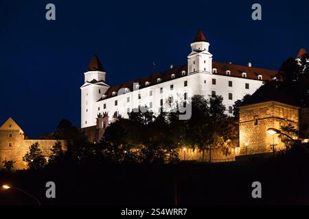 Voyage à Bratislava city - Vue du château de Bratislava dans la nuit Banque D'Images