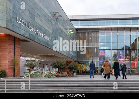 Lugano, Suisse - 22 décembre 2024 : visiteurs arrivant à l'entrée du lac - Lugano Arte e Cultura Banque D'Images