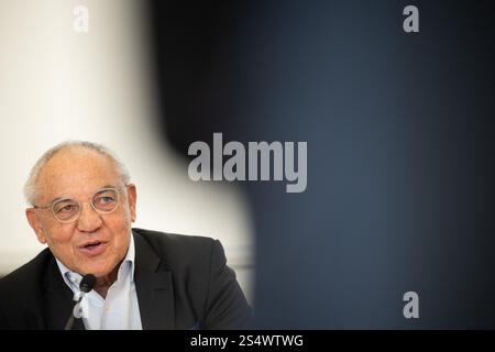 Berlin, Allemagne. 13 janvier 2025. Felix Magath, entraîneur et mécène allemand de football, prend la parole lors d'une conférence de presse sur le cours inclusif d'entraînement des entraîneurs 'Doppelpass' dans le football. La formation tandem est conçue pour former des équipes de deux personnes avec et sans déficience intellectuelle à devenir entraîneurs de base DFB. Crédit : Sebastian Christoph Gollnow/dpa/Alamy Live News Banque D'Images