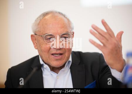 Berlin, Allemagne. 13 janvier 2025. Felix Magath, entraîneur et mécène allemand de football, prend la parole lors d'une conférence de presse sur le cours inclusif d'entraînement des entraîneurs 'Doppelpass' dans le football. La formation tandem est conçue pour former des équipes de deux personnes avec et sans déficience intellectuelle à devenir entraîneurs de base DFB. Crédit : Sebastian Christoph Gollnow/dpa/Alamy Live News Banque D'Images