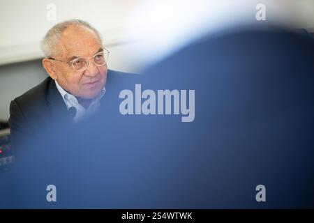 Berlin, Allemagne. 13 janvier 2025. Felix Magath, entraîneur et mécène allemand de football, prend la parole lors d'une conférence de presse sur le cours inclusif d'entraînement des entraîneurs 'Doppelpass' dans le football. La formation tandem est conçue pour former des équipes de deux personnes avec et sans déficience intellectuelle à devenir entraîneurs de base DFB. Crédit : Sebastian Christoph Gollnow/dpa/Alamy Live News Banque D'Images
