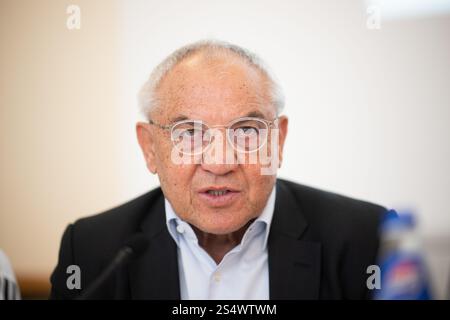 Berlin, Allemagne. 13 janvier 2025. Felix Magath, entraîneur et mécène allemand de football, prend la parole lors d'une conférence de presse sur le cours inclusif d'entraînement des entraîneurs 'Doppelpass' dans le football. La formation tandem est conçue pour former des équipes de deux personnes avec et sans déficience intellectuelle à devenir entraîneurs de base DFB. Crédit : Sebastian Christoph Gollnow/dpa/Alamy Live News Banque D'Images