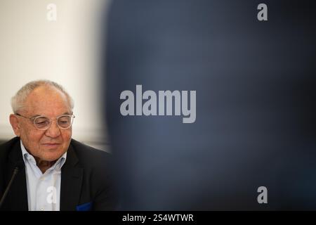 Berlin, Allemagne. 13 janvier 2025. Felix Magath, entraîneur et mécène allemand de football, parle lors d'une conférence de presse sur le programme inclusif d'entraînement des entraîneurs 'Doppelpass' dans le football. La formation tandem est conçue pour former des équipes de deux personnes avec et sans déficience intellectuelle à devenir entraîneurs de base DFB. Crédit : Sebastian Christoph Gollnow/dpa/Alamy Live News Banque D'Images
