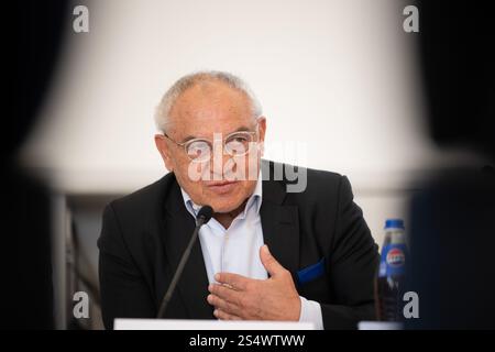 Berlin, Allemagne. 13 janvier 2025. Felix Magath, entraîneur et mécène allemand de football, prend la parole lors d'une conférence de presse sur le cours inclusif d'entraînement des entraîneurs 'Doppelpass' dans le football. La formation tandem est conçue pour former des équipes de deux personnes avec et sans déficience intellectuelle à devenir entraîneurs de base DFB. Crédit : Sebastian Christoph Gollnow/dpa/Alamy Live News Banque D'Images