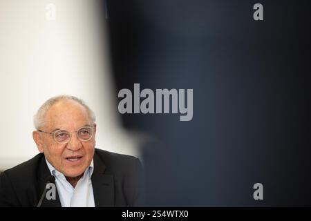 Berlin, Allemagne. 13 janvier 2025. Felix Magath, entraîneur et mécène allemand de football, prend la parole lors d'une conférence de presse sur le cours inclusif d'entraînement des entraîneurs 'Doppelpass' dans le football. La formation tandem est conçue pour former des équipes de deux personnes avec et sans déficience intellectuelle à devenir entraîneurs de base DFB. Crédit : Sebastian Christoph Gollnow/dpa/Alamy Live News Banque D'Images